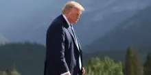 Trump in crisi, bocciato dai sondaggi: in un mese persi 10 punti. Dall'immigrazione ai fallimenti diplomatici, il tycoon in difficoltà