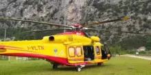 Cade per 30 metri durante un'arrampicata, due amici trattengono la corda ma lui muore all'arrivo dei soccorritori