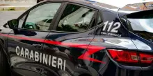 Maltratta la mamma per mesi, rompe il braccialetto elettronico e viola il divieto di avvicinamento: denunciato 41enne