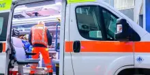 Travolto da uno scooter mentre attraversa la strada, morto un 17enne. Alla guida un coetaneo