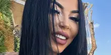 Maria Denisa Adas uccisa (e decapitata) da Vasile Frumuzache, il giorno del funerale: aveva solo 30 anni