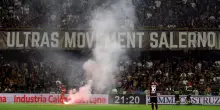 Salernitana-Sampdoria sospesa: petardi e seggiolini in campo. Ecco cosa è successo nel playout, i doriani rimangono in B