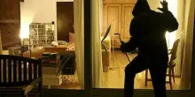 Ladri in casa, scende con un fucile e spara: un ferito