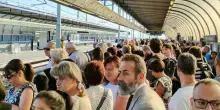 Metropolitana Linea 1 di Napoli, stazioni chiuse per tre mesi: fila enorme alla stazione di Chiaiano per l'ultimo treno prima dello stop
