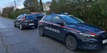 Sorprende tre ladri in casa, spara e ne ferisce uno: ora è caccia alla banda di albanesi vicino Caserta