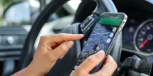 Dipendente con la 104 spiato dall'azienda con il Gps e licenziato: «Non andava dalla mamma malata». Il giudice lo reintegra a lavoro