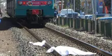 Muore a 25 anni investito dal treno: travolto dal convoglio davanti agli altri passeggeri
