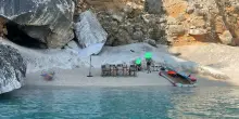 Sardegna, turisti cafoni raggiungono la spiaggia di Cala Goloritzé in yacht e la occupano: il Comune li caccia