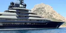 Luminance, il super yacht da 500 milioni di euro del magnate ucraino avvistato all'isola di Tavolara: dall'eliporto al cinema, cosa c'è a bordo