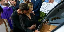 Alvaro Vitali, l'ex moglie Stefania Corona in lacrime davanti alla bara: al funerale c'è Carlo Verdone, le tante assenze degli altri colleghi attori
