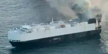 Nave affonda nel Pacifico, trasportava oltre 3.000 veicoli, 350 tonnellate di gasolio e più di 1.500 tonnellate di olio combustibile
