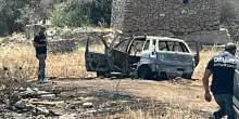 Il corpo carbonizzato di un uomo trovato in un'auto incendiata: choc nel Salento. Aveva 58 anni, era un autista di scuolabus