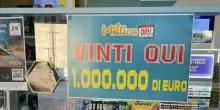 Million Day, sorpresa in diretta nella ricevitoria: un ragazzo vince un milione di euro e scoppia in lacrime