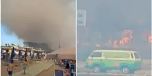 Caserta, incendio a Baia Domizia: paura tra i bagnanti del Lido Pedro: il video
