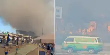 Baia Domizia, maxi-incendio in pineta: il fumo invade il litorale, la gente scappa in spiaggia