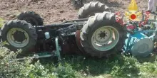 Il trattore carico di fieno si ribalta, 42enne muore schiacciato sotto il mezzo
