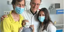 Torino, mamma dona parte del fegato alla figlia di 6 mesi (con una grave malformazione): salvata con un intervento mai eseguito prima in Italia