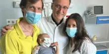 Mamma dona parte del fegato alla figlia di 6 mesi (con una grave malformazione): salvata con un intervento mai eseguito prima in Italia