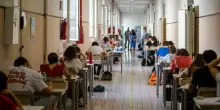 Pesaro, mamma e figlio fanno insieme la maturità. L'emozione di Giulia Cenci: «Lasciai gli studi perché ero incinta di mio figlio»