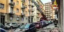 Esplosione in un appartamento a Torino, cinque feriti (un ragazzo è grave). «Si cerca un disperso»