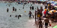 Caro vita, stangata sulle vacanze (e non solo): ?«Fino a 760 euro in più a famiglia». Dai voli al caffè, la top 10 degli aumenti