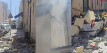 Sassari, esplosione in una palazzina: un ferito gravissimo tra le macerie. «Nessuna fuga di gas»
