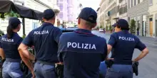 Ragazzina indemoniata prova ad accoltellare un poliziotto al collo e ne ferisce cinque: arrestata a 14 anni per tentato omicidio