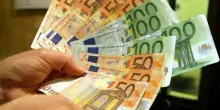 Cresce il reddito delle famiglie ma sui consumi resta la prudenza. Più propensione al risparmio