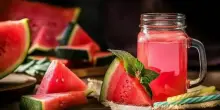 Dieta anti-caldo, sì al gelato (come spuntino) e no ai cocktail: quanta acqua bere e cosa scegliere tra verdura e frutta