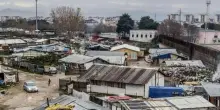 Napoli, minorenni incinte nel campo rom a Scampia: interviene l'ufficio minori