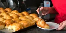 Bambina di un anno e mezzo mangia una brioche al bar della spiaggia e va in choc anafilattico