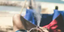 Sigaretta vietata in spiaggia: dalla Sardegna a Puglia, Veneto e Romagna, l'elenco delle località dove non si può fumare. Le maxi-multe