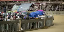 Allerta meteo in Toscana, tempesta di vento e blackout a Firenze: persone bloccate in ascensore. Rinviato il Palio di Siena per temporale