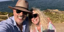 Antonella Clerici scappa dal caldo: «Odio l'estate, il sudore, i vestiti appiccicati». La fuga in vacanza con Matteo Garrone e Maelle