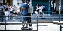 Monopattini elettrici, arriva la targa personale. Legata alla persona e non al mezzo, in Gazzetta Ufficiale fra 2 settimane