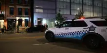 Chicago, spari sulla folla dopo la festa del rapper Mello Buckzz: 4 morti e 14 feriti. Caccia a un veicolo scuro