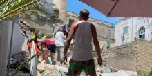 Torre del Greco, esplosa bombola del gas: crolla parte di un palazzo, si scava tra le macerie