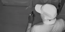Apre le finestre per l?afa, entrano i ladri: rubano gioielli e provano i profumi trovati in casa