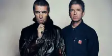 Oasis, Liam e Noel Gallagher insieme sul palco dopo 16 anni: a Cardiff la prima data del reunion tour