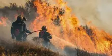 Incendio Creta, cinquemila turisti in fuga: l'isola greca assediata dalle fiamme, evacuati gli hotel