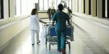 Medici e infermieri, aumentano gli episodi di violenza: 5 aggressioni al giorno a Roma. E non tutti denunciano