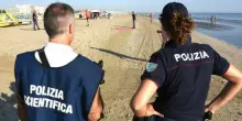 «Mi ha violentata in acqua», l'urlo disperato della giovane in spiaggia: i bagnanti danno l'allarme. L'incubo al party, i boxer nella sabbia
