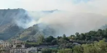 Incendio ai Camaldoli, fiamme sulla collina: fumo fino alle abitazioni