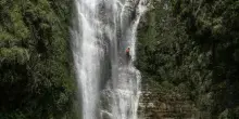 Si tuffa dalla cascata ma non riemerge, morto ragazzo di 25 anni: il dramma durante la gita con gli amici
