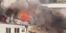 Esplosioni e incendi in una fabbrica di batterie di litio in Spagna, allarme nube tossica