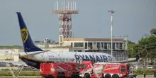 Incendio sul volo Ryanair a Palma di Maiorca, i passeggeri saltano giù dalle ali per salvarsi: 18 feriti