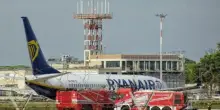 Falso allarme incendio sul volo Ryanair a Palma di Maiorca, i passeggeri saltano giù dalle ali per salvarsi: 18 feriti