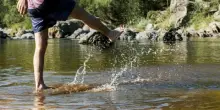 Si tuffa nel lago ma il fondale è basso e sbatte la testa: 25enne rischia la paralisi