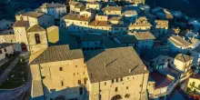 Angelo e Penelope, coppia di romani affitta un intero borgo in Umbria per il matrimonio: le nozze in stile Bezos