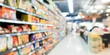 Anziano zoppo rapina un supermercato con un fucile a canne mozze, poi fugge con lo scooter (rubato il giorno prima)